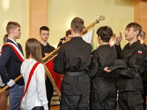 Zdjęcie przedstawia: uczniów podczas ślubowania na sztandar szkoły.