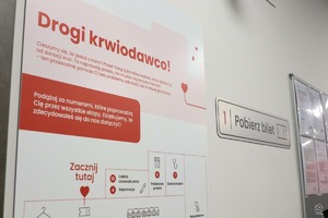 Zdjęcie przedstawia tablice informacyjna w budynku krwiodastwa.