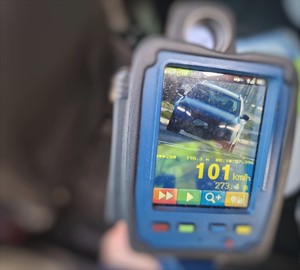 Zdjęcie przedstawia urządzenie pomiarowe na którym widać samochód osobowy.