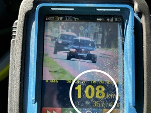 Zdjęcie przedstawia pomiar prędkości samochodu osobowego.