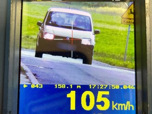Na zdjęciu widok pomiaru prędkości na urządzeniu wskazujący 105 kilometrów na godzinę.